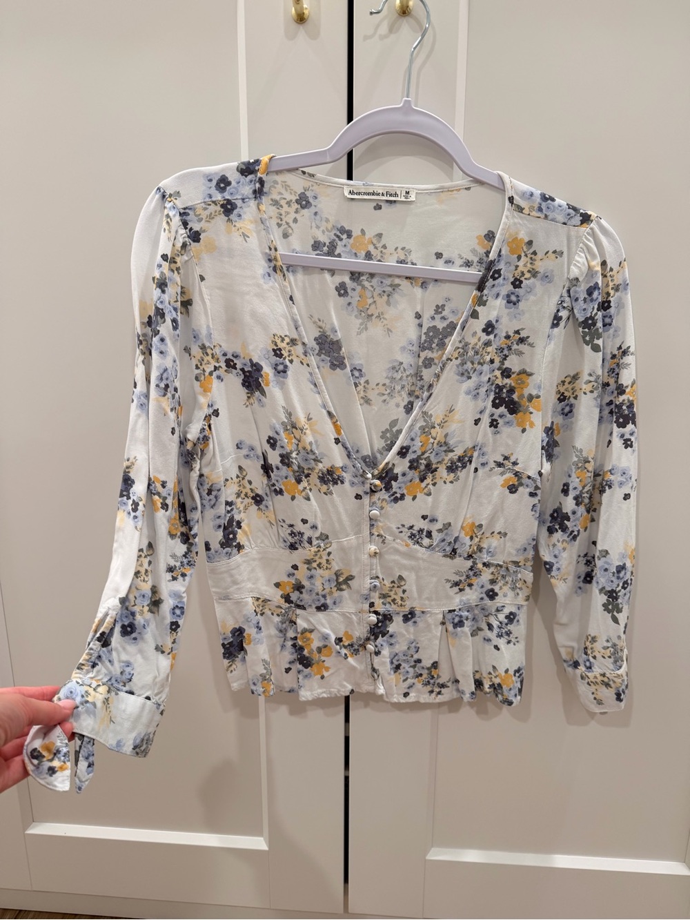 Abercrombie & Fitch White Floral V-Neck Button-Front Peplum Blouse